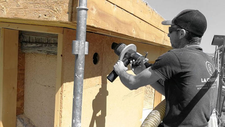 isolation par insuflation de ouate de cellulose derrière pare pluie fibre bois en façade