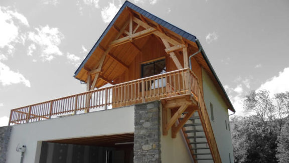 bardage bois avec enduit et pierre sur maison ossature bois montagne 2