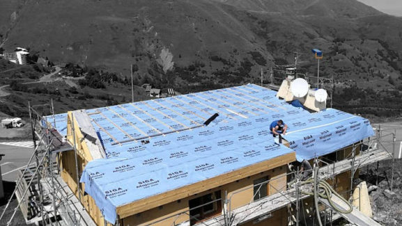 isolation pose film avant souflage ouate cellulose sur chalet bois montagne