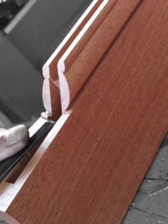 menuiserie travail du menuisier sur fabrication porte 3