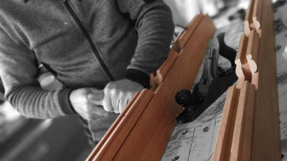 menuiserie travail du menuisier sur fabrication porte