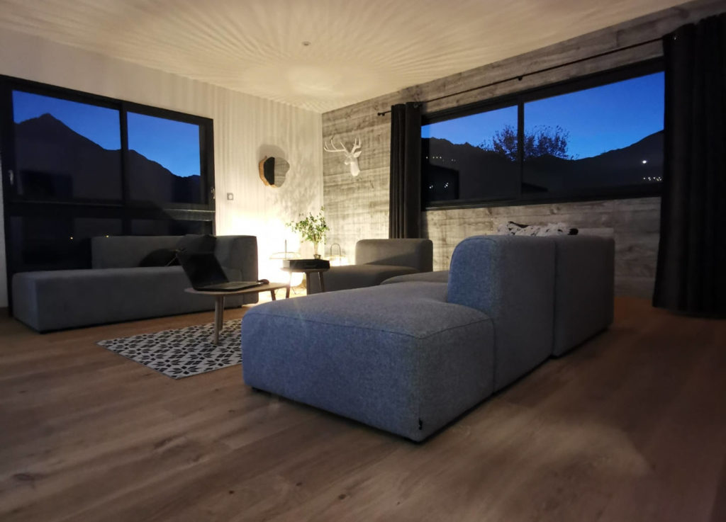 maison bois avec intérieur en parquet et lambris