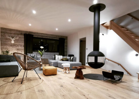 maison bois avec intérieur en parquet et lambris