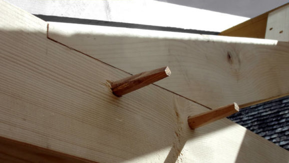 Assemblage de pièces de charpente chevillées