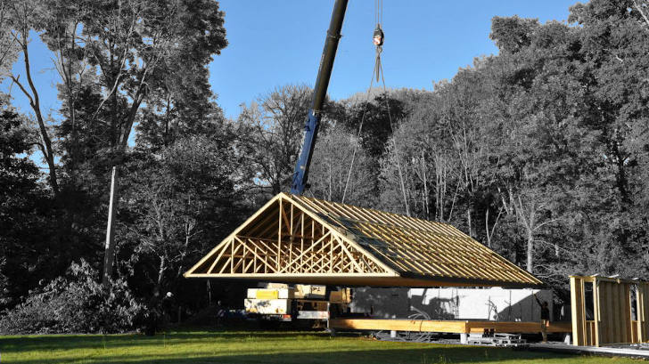 Charpente en fermette et levage à la grue