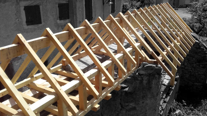 Petite charpente bois pour protection d'un vieux mur en pierre